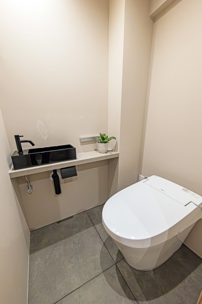 LIXIL製洗浄便座付タンクレストイレを新規設置。レストルームには手洗いカウンターを備え付けました。カウンター下は収納としてもお使いいただけます。