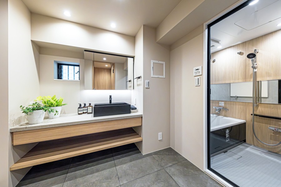 カウンター部分が広く、忙しい朝にも身支度がしやすい洗面室です。入浴後の豊かな時間を演出し、心からくつろげるプライベートスペースの洗面化粧台です。