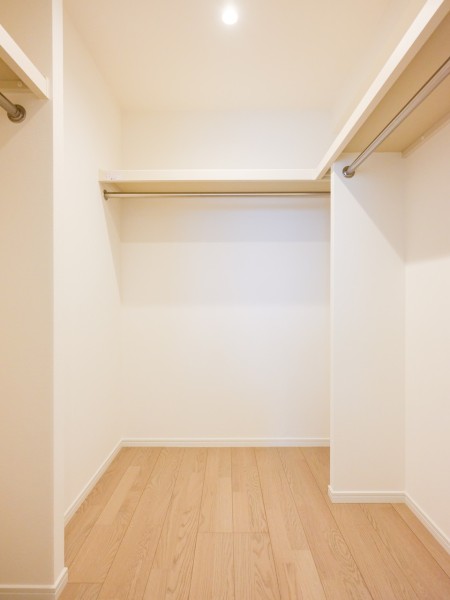 洋室1のウォークインクローゼットは、衣類はもちろん、キャリーバッグやオフシーズン家電も収納可能です。
