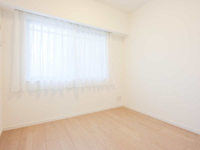 洋室2にも柔らかな光が差し込む北東向きのお部屋です。約4.5帖のお部屋は、勉強や読書など落ち着いて作業したいときのワークスペースにおすすめです。