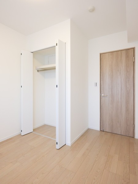 洋室2のクローゼットです。お部屋をスッキリとお使いいただけます。