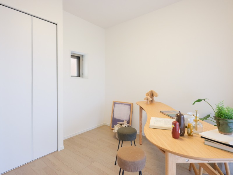 収納付きの洋室3は、小窓がお部屋のアクセントにもなっています。ほっと一息つけるやすらぎの時間が流れます。