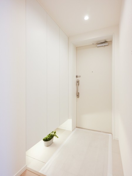 住まいの顔となる玄関は清潔感溢れる空間です。天井までの高さがあるシューズボックスを備え付けたので、玄関をすっきり綺麗に保てます。