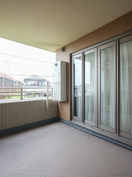 奥行きがあり、プライバシーが守られたインナーバルコニーです。暮らしに大切な光と風を感じることができるスペースです。