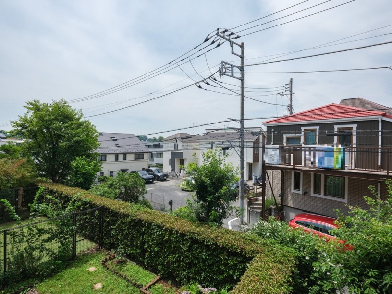 バルコニーからの眺望です。あたたかな陽光を感じながら、ほっと一息つき、リフレッシュするのも良さそうです。