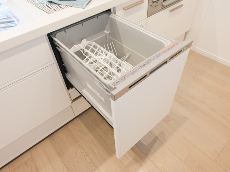 ◆食器洗浄乾燥機◆家事の時間を短縮できる優れもの。さらに節水・節約を同時に行うことができるので、大変人気があり重宝します。