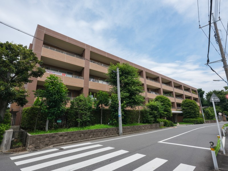 ブラウンのツートンカラーの外観は、デザイン性のある重厚感ある外観です。低層住宅などで形成される住宅街で、時代に左右されず、将来にわたって価値が継続する「上質」な佇まいです。