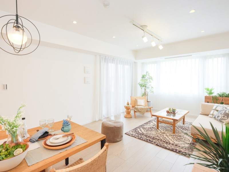 二面採光の窓から自然光が降り注ぐ、開放的なリビングです。心地よい時間が流れるお部屋は、毎日が忙しいあなたもほっと一息つける安らぎの空間です。