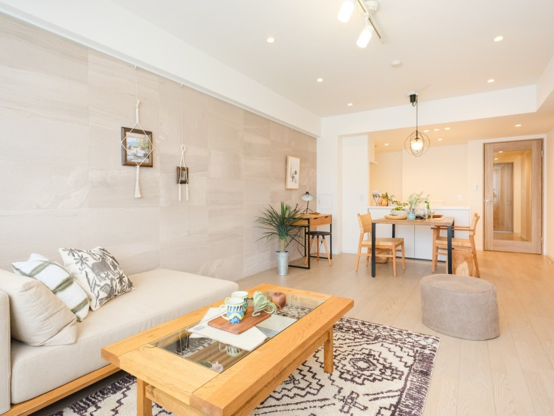 リビングダイニングの1面にはエコカラットを採用しており、調湿、脱臭といった機能性とデザイン性を兼ね備えた仕上がりとなっています。ソファーとダイニングセットを置いてもゆったり使えるLDKです。