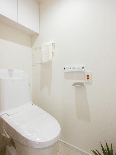 シンプルで安らぎが宿るサニタリールームです。毎日使う場所だからこそ、清潔感と使いやすさを考慮した空間です。上部には収納に便利な吊戸棚を備え付けました。