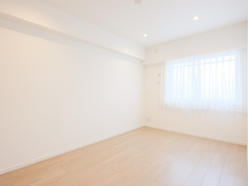 穏やかな光が差し込む洋室1には、収納力のあるウォークインクローゼットを備え付けました。デッドスペースがなく家具配置のしやすいお部屋です。