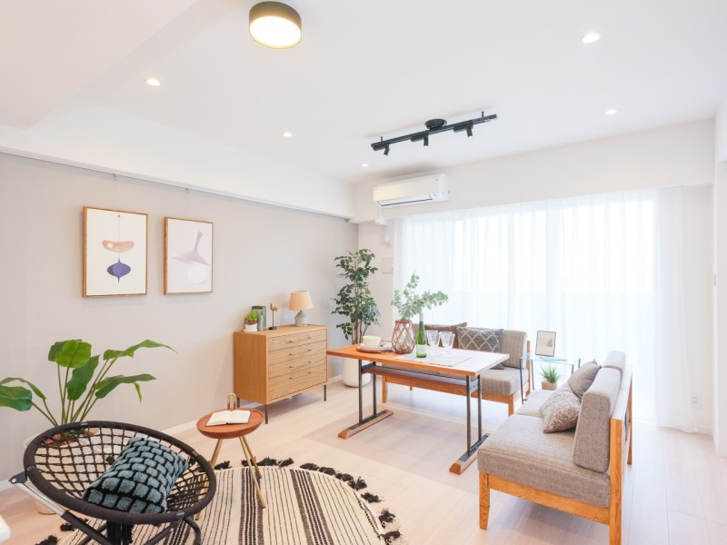 南東向きの大きな窓から心がほっとする陽光が注がれるリビングダイニングです。開放感を安らぎを享受したのびやかな住空間です。