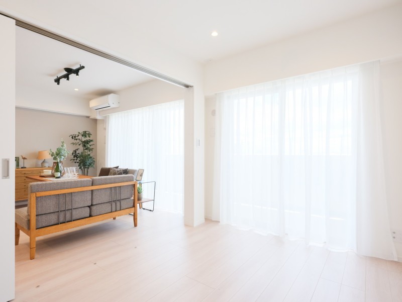 バルコニーに面した洋室2は約5.3帖の明るいお部屋です。扉の開閉次第で個室や拡張リビングとしてフレキシブルにお使いいただけます