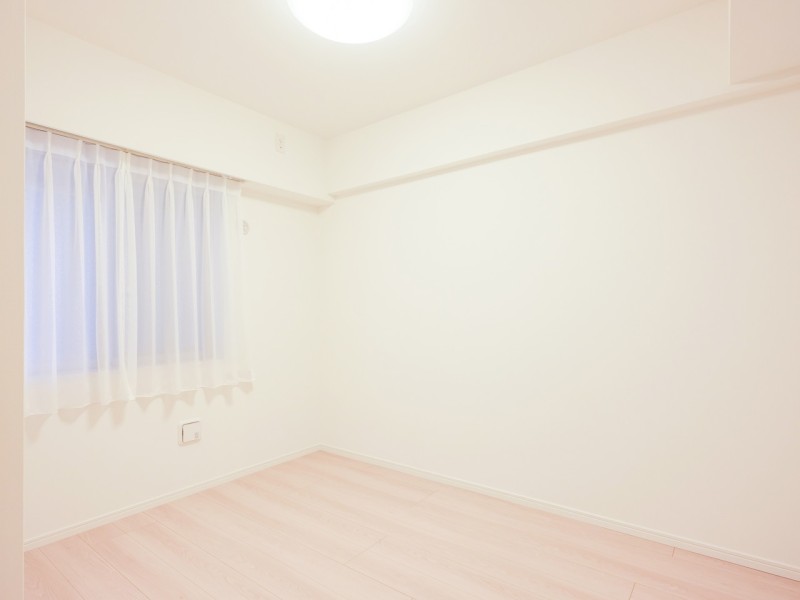 約4.9帖のサービスルーム(納戸)です。洋室1と同様に、クローゼットを備え付けました。