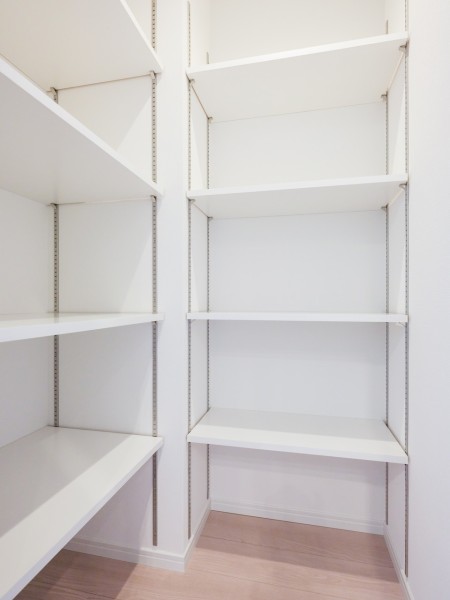 豊富な可動棚を備えた納戸スペースです。日用品のストック保管はもちろんのこと、非常用バッグや趣味のグッズ収納などにも便利な空間です。