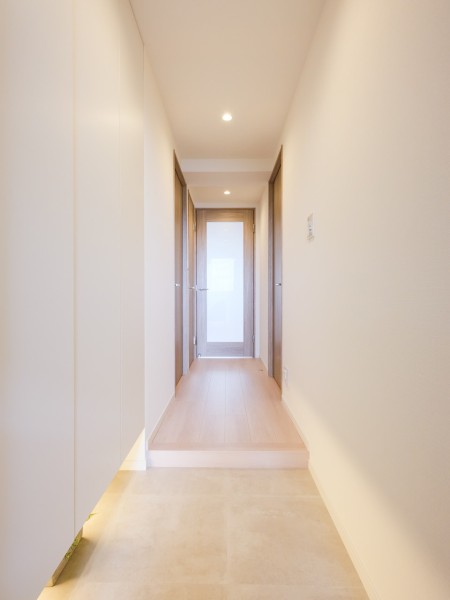 ダイニングからの光を取り込んだ明るい玄関スペースです。ご家族の「ただいま」「おかえり」が飛び交う心温まる空間です。