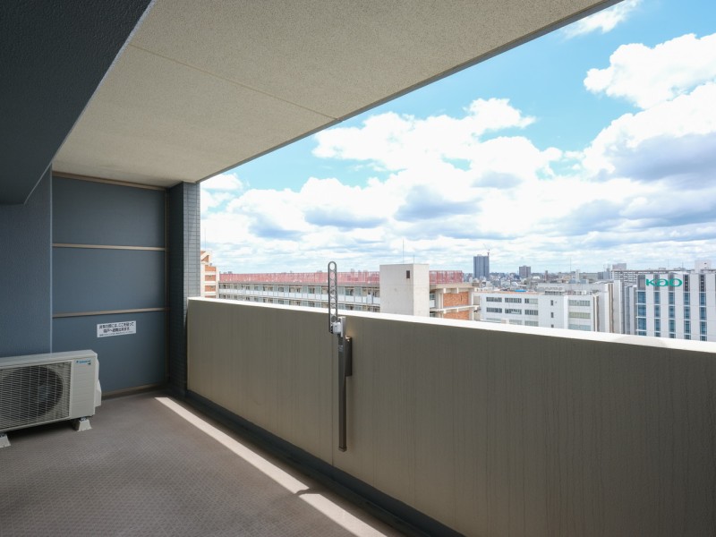 爽やかな風が心地よいバルコニーです。都会の喧騒を離れ、ほっと一息つけるリフレッシュにぴったりな空間が広がります。