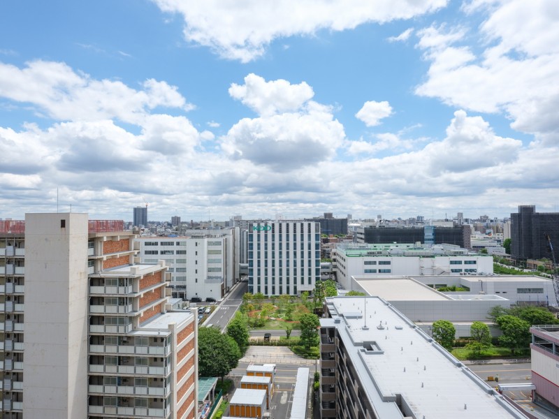 思わず大きな深呼吸をしたくなるような、開放感溢れる眺望です。遠くまで続く伸びやかな青空と、心安らぐ緑を望む眺めが、日々をアップデートさせてくれそうですね。