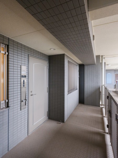 玄関前にはプライベート性を高める玄関ポーチがございます。