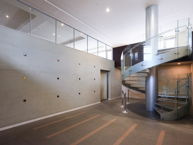 吹抜けの空間に螺旋階段を配備した開放感溢れるエントランスホール。柔らかな光と心安らぐ落ち着いた雰囲気が、居住者様を優しく見守ります。