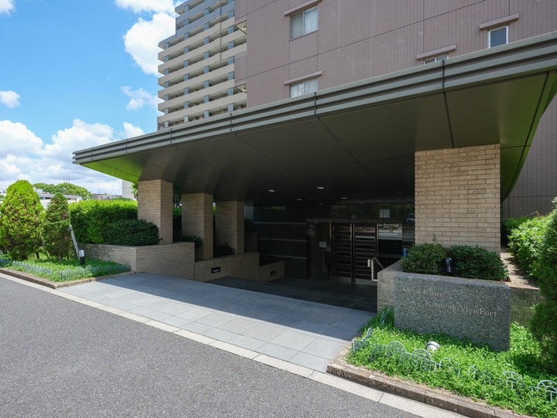 鮮やかなグリーンで彩られた気品溢れるエントランスがお出迎え。上質で穏やかな暮らしを予感させます。