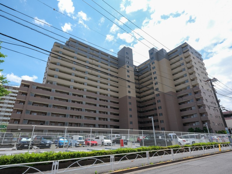 2004年竣工・地上15階建てのクレストフォルム亀戸ビューフォートは、総戸数218戸のビッグコミュニティマンションです。敷地内には全住戸分の駐車場を確保、暮らしが彩る共用施設が充実しています。