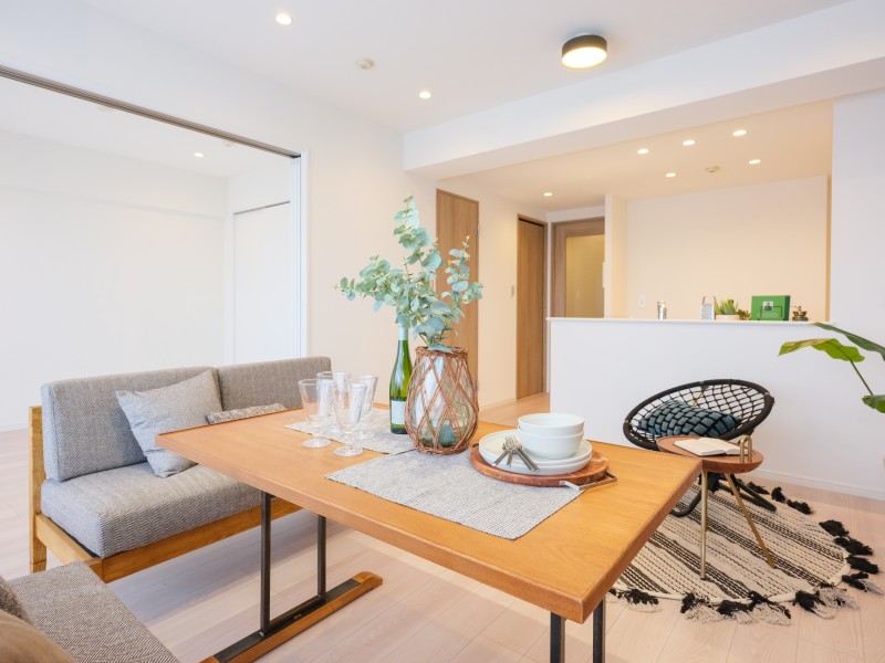 都心の生活から安らぎの暮らしを深めることが叶う住まいです。明るい色のフローリングは、シンプルで洗練された佇まいを感じさせるお部屋です。家族も快適にくつろぐことができそうです。