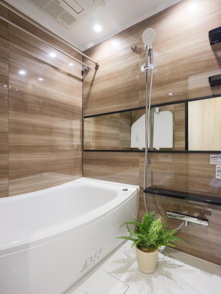 ゆったりとしたバスルームは一日の疲れをしっかりと癒すリラクゼーション空間です。緩やかなカーブが特長の浴槽で、心ゆくまでバスタイムをお楽しみいただけます。