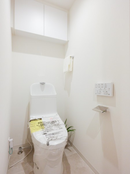 レストルームには、空間をすっきりと保つために便利な上部吊戸棚収納を備え付けました。毎日使う場所だからこそ、こだわりと機能性を考えた空間です。