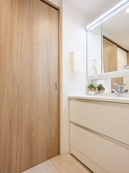 ホワイト基調の清潔感あふれる洗面化粧台です。三面鏡裏や引き出し収納があるため、細々したものが散らかりやすい空間もすっきりと保てそうですね。