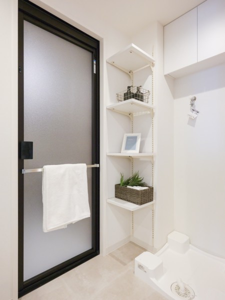 洗面室には可動式収納も備わっています。アイテムに合わせた高さ調整が可能なため、タオルや着替え、ランドリーアイテムを置くのにもぴったり。