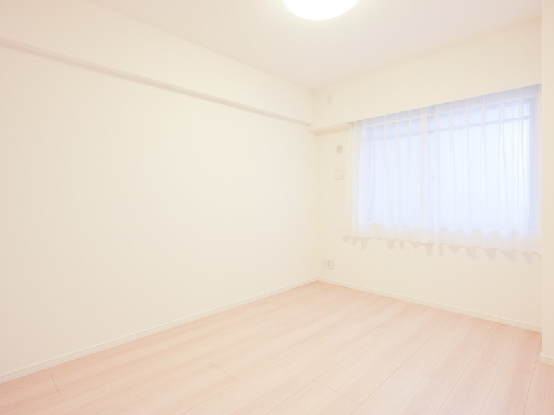 クローゼット付きの洋室1は、リビングから一番離れたプライベート性の高いお部屋です。クローゼット付きなので居住スペースを広々とお使いいただけます。