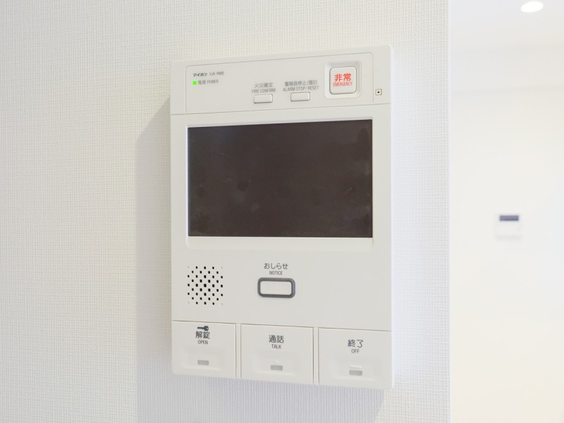 ◆TVモニター付きインターホン◆訪ねてきた相手をモニター越しに確認でき、防犯対策に役立ちます。インターホン越しに話をすることが可能です。