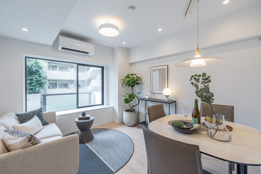 南東向きの大きな窓から心がほっとする陽光が注がれるリビングダイニングです。開放感を安らぎを享受したのびやかな住空間です。ご家族と、ゆったりとくつろぎの時間を過ごせそうです。