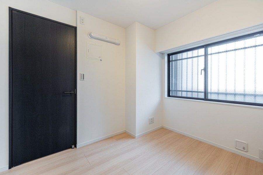 柔らかな光が差し込む北西向きの洋室2です。のびやかな空間の中で、ほっと一息つけるやすらぎの時間が流れます。ワークスペースとしても快適に活用いただけます。