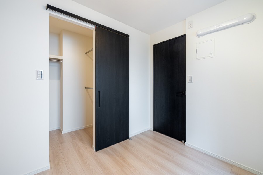 コンパクトな洋室2にもウォークインクローゼットがあるので、荷物はたっぷりしまい居室部分は広々とお使いいただけます。