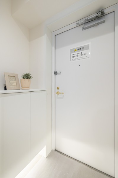 住まいの顔となる玄関は明るいホワイトカラーで仕上げました。ゆとりのある空間で、玄関をすっきり綺麗に保てます。フットライトからのびる光が足元を優しく包み込みます。