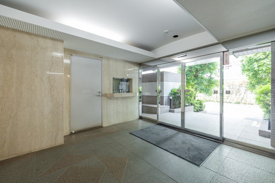 清潔に保たれたマンションエントランスロビー。爽やかな光と風を採り入れ、グレードの高さを誇っています。