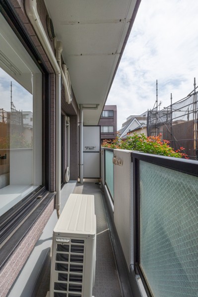 南東向きのバルコニーは暮らしに大切な光と風を感じることができる空間です。空間をゆるやかに紡ぐ、爽やかな風が感じられるバルコニーです。