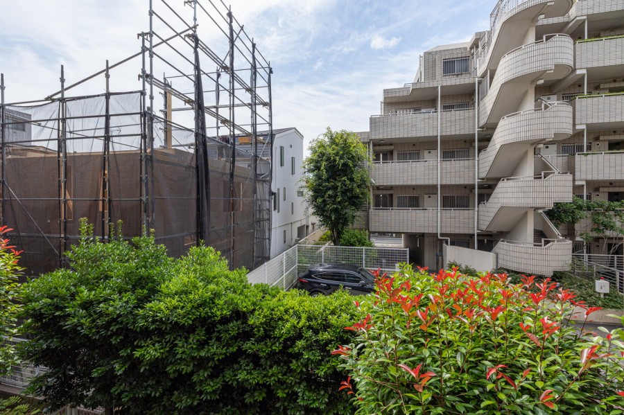 2階ですが、外部からの視線も気にならず、周囲の植栽が美しいです。ほっと一息つき、少し肩の力を抜きたくなるような空間です。