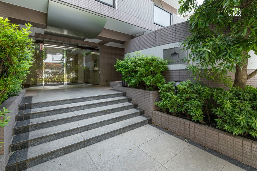 植栽に囲まれた気品溢れるエントランスです。オートロック付きなのでセキュリティ面も安心ですね。