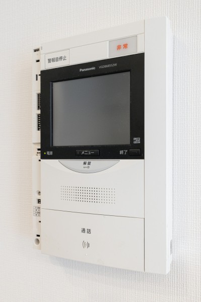 ◆TVモニター付インターホン◆訪ねてきた相手をモニター越しに確認でき、防犯対策に役立ちます。インターホン越しに話をすることが可能です。