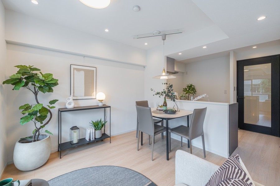 リビングダイニングは明るい色合いのフローリングで、どんな家具にも調和します。壁にはピクチャーレールも設置しました。お好みのアートやグリーンで空間を演出していただけます。