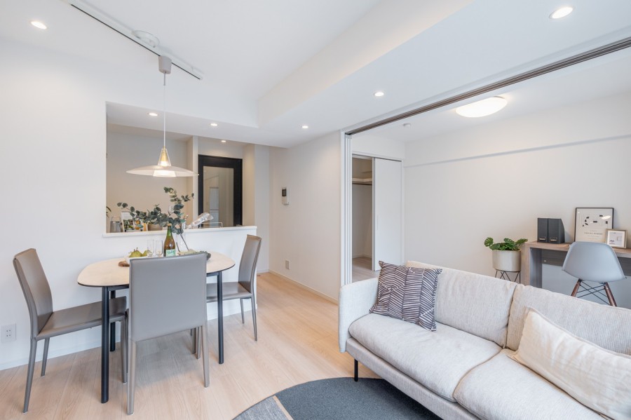 隣の洋室を開放して、リビングを広く使うこともできます。ご家族構成やライフスタイルに合わせてフレキシブルにお使い頂けます。