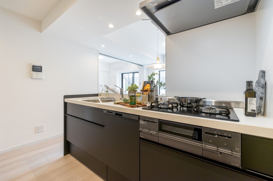 人造大理石トップを採用した美しく、お手入れのしやすいキッチンです。キズや汚れに強く、色が染み込みにくく、毎日のお手入れが簡単です。