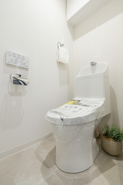 TOTO製ウォシュレット一体型のトイレは、お掃除の手助けをしてくれる便利機能が搭載されています。吊戸棚を備え付けているので、床に物を置かず、すっきり使えます。