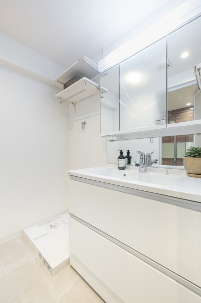 大きな三面鏡で身だしなみも整えやすい洗面台です。鏡の裏も収納になっていますので、細かな物が多くなりがちな洗面周辺もきれいに整頓することがきます。