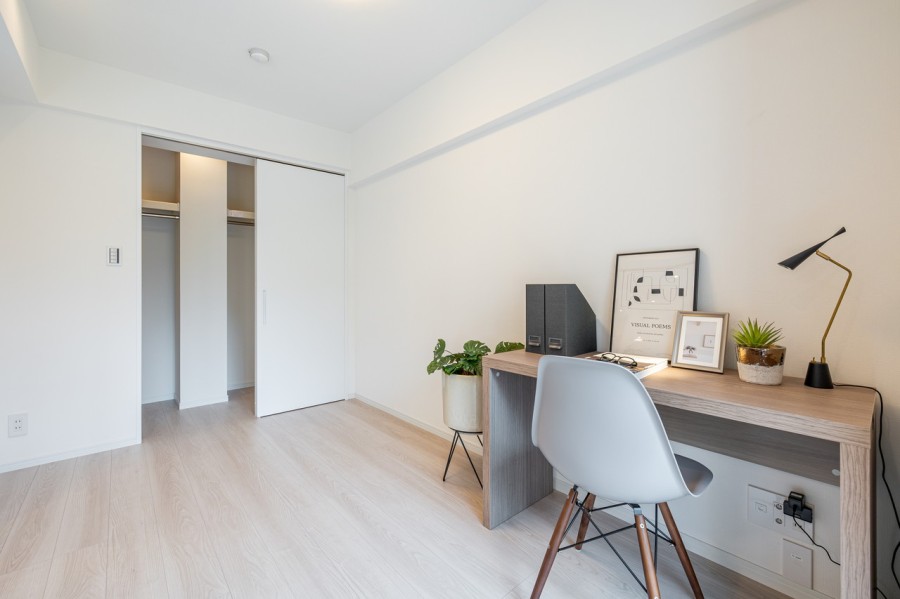 リビングに隣接している洋室1には、枕棚とハンガーラックがあり、たっぷり洋服を収納できるウォークインクローゼットがあるのでお部屋をスッキリとお使いいただけます。