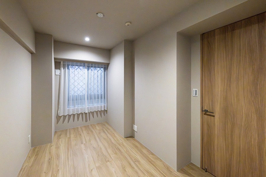 穏やかな自然光が注がれる洋室2です。勉強や読書など落ち着いて作業したいときにぴったりのお部屋です。