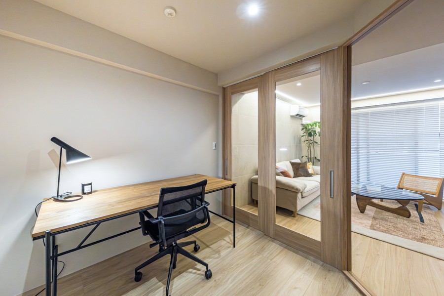 リビングと洋室3を仕切る扉は、ライフスタイルをシームレスにするガラス扉を用いました。リビングからの光も取り込めて、よりすっきりとした印象の仕上がりです。